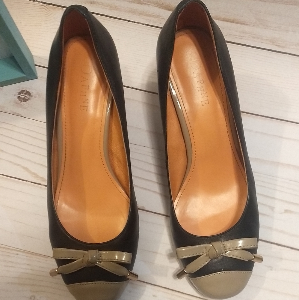 Daphne pumps, size 8